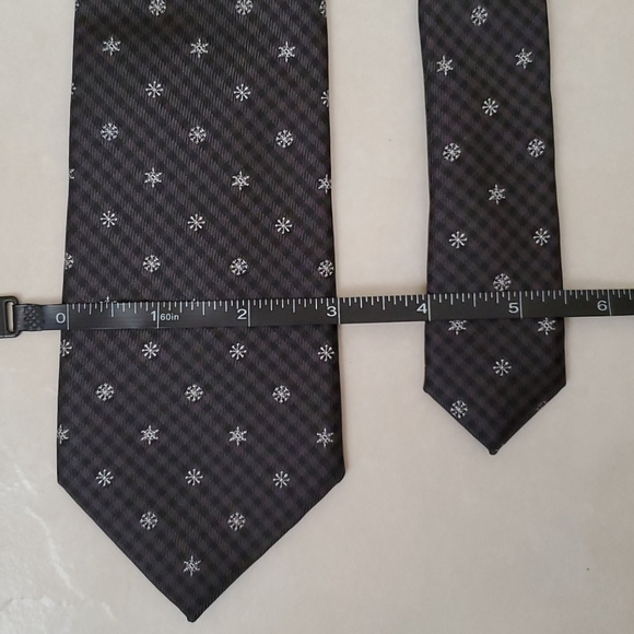 NWOT Tommy Hilfiger Men's Checkered Snowflake Tie - Picture 2 of 5